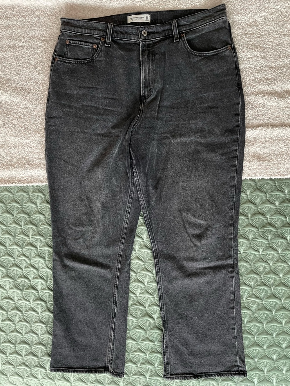 Abercrombie & Fitch 90s Straight Ultra High Rise Split Hem 33 Short